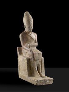 ファラオハセケムの座像、基地の周りを征服した敵を征服、ヒエラコンポリス、紀元前2700年頃（石灰岩）